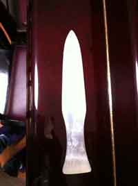 2012年3月13日 こちらは、ある方が、手作り して下さった セレナイトの剣 ミカエルが持っているものです。 ヒーリングの時にも手助けしてくれます。