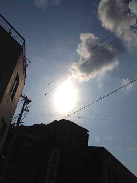 9月22日 雲のせい？太陽が楕円に見えます。